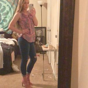 Classy sleeveless blouse with paisley print